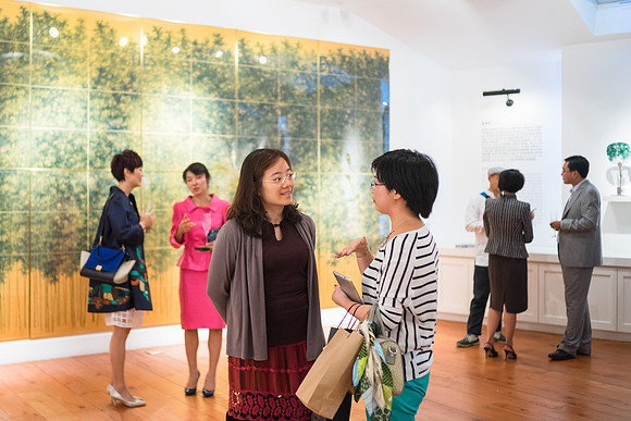 Leo Gallery